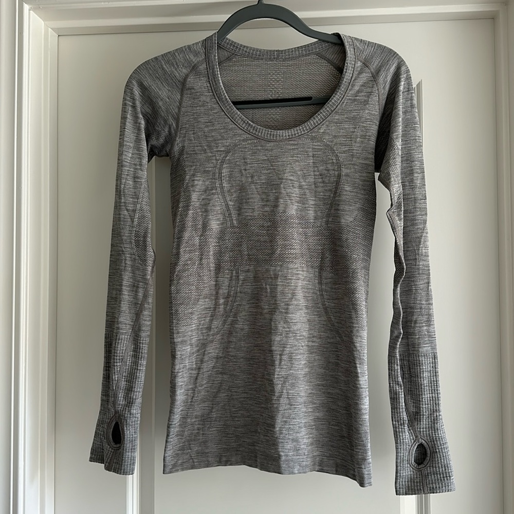 Lululemon scoop neck long sleeve swiftly. Size 4